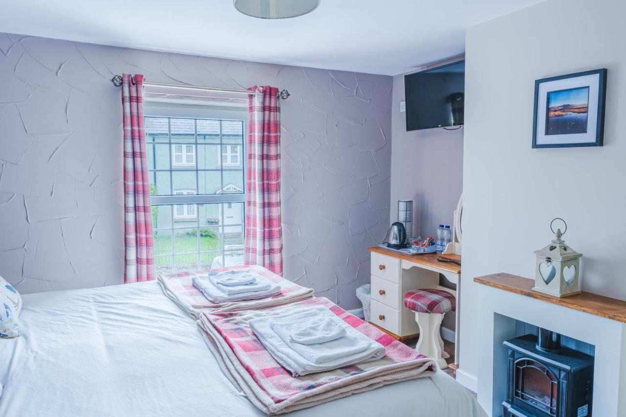 The Cock Hotel Bronllys Экстерьер фото